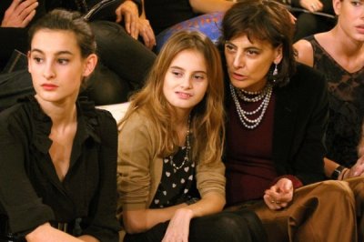 Nine et Violette d'Urso accompagnées de leur maman Inès de La Fressange