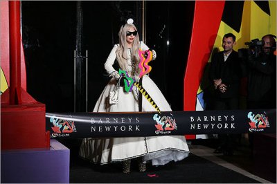 Lady Gaga en princesse pour l’inauguration de son workshop chez Barney’s
