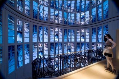 Le magnifique escalier qui relie les deux niveaux de la boutique Dior de Taïwan