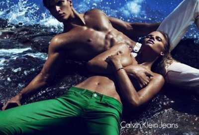 Lara Stone topless pour Calvin Klein Jeans