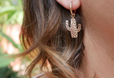 Boucles d’oreille Créoles avec breloque cactus par Bohème compagnie