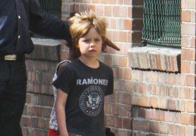 Shiloh Jolie-Pitt avec le tee-shirt de son frère