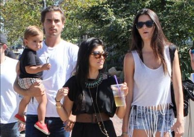 Kourtney Kardashian, son mari et son fils Mason Dash en ballade