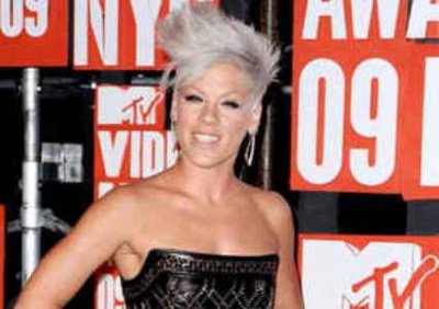 Pink : cheveux gris et courts