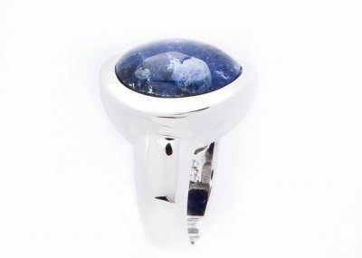 Une bague en argent avec une sodalite en cabochon