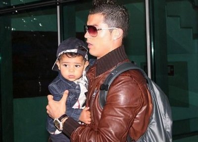 Le footballeur Cristiano Ronaldo accompagné de son fils Cristiano Jr