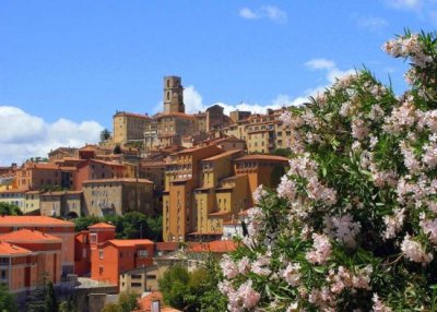 Une vue panoramique de Grasse