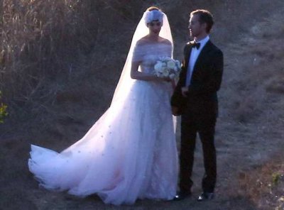 Anne Hathaway, sublime mariée en robe Valentino !