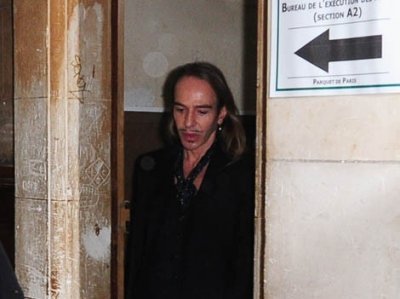 John Galliano montre une mine fatiguée suite à son procès