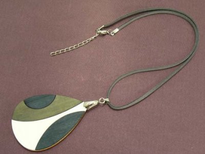 Collier pendentif en bois nuance verte et blanche site Pipaa