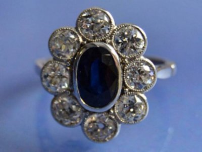 Bague 1920 saphir bleu bordé de diamants en vente chez Bottazzi & Blondeel
