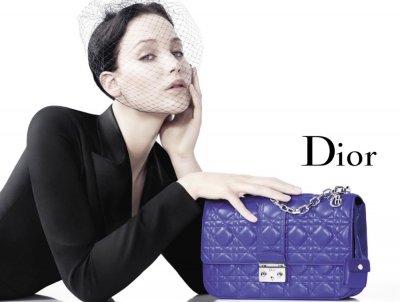 Jennifer Lawrence pose pour les sacs à main Dior