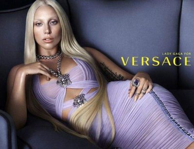 Lady Gaga, égérie Versace