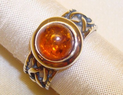 Bague argent cognac ciselée avec une ambre arrondie