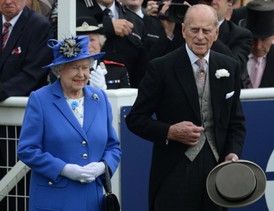 La reine Élisabeth II en bleu roi le 2 juin 2012