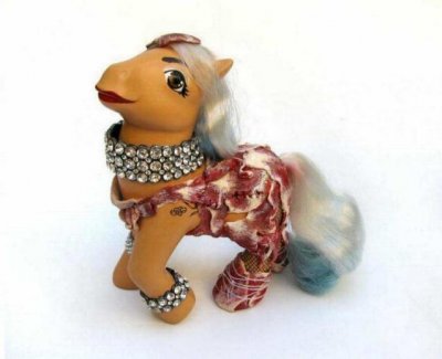 Le poney Lady Gaga en robe viande création de l'artiste Mari Kasurinen