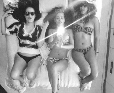 Rihanna, ultra-sexy en Sardaigne avec ses copines