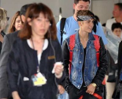 Justin Bieber et Selena Gomez, à l'aéroport de Narita (Tokyo)