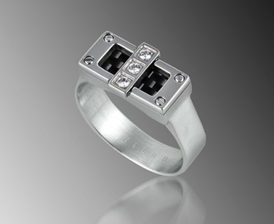 Une bague en acier inoxydable avec diamants zircons blancs