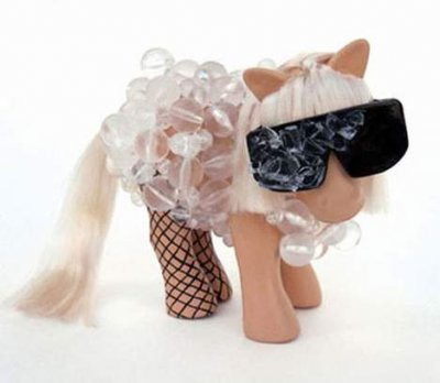 Le poney à l'image de Lady Gaga en bas résilles et lunettes noires, un poney signé Mari Kasurinen