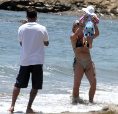 Pink en famille sur la plage de Malibu