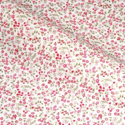 Motif liberty de fleurs roses sur fond blanc