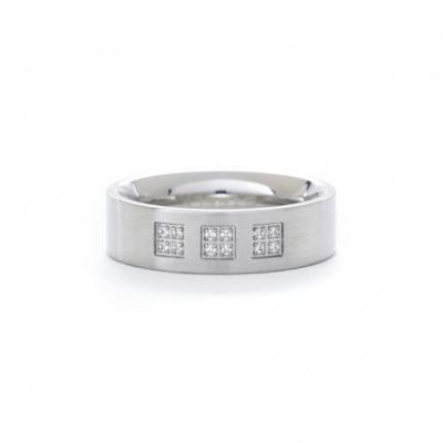 Une bague Steelx en acier