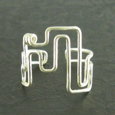 Une bague de style graphique d’Emilie Dubot