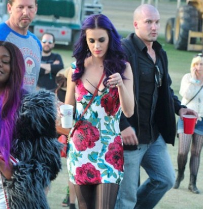 Katy Perry et sa teinture violette au festival musical de Coachella 