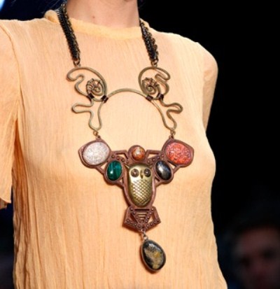 Inspiration animalière pour ce collier Proenza Schouler