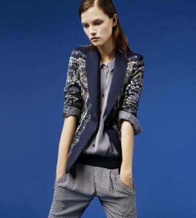 Un pantalon imprimé bleu Zara, tendance printemps-été 2012