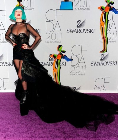 Lady Gaga lors des CFDA Fashion Awards 2011 perruque bleue robe noire et boots plateau