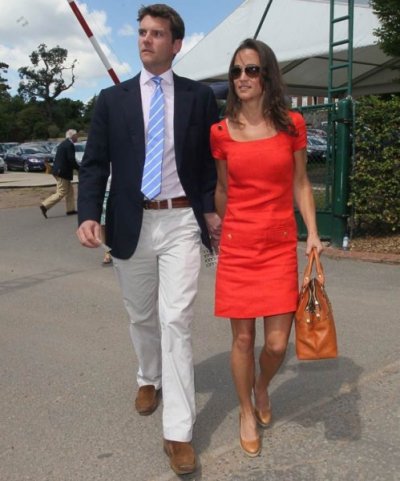 Pippa Middleton dans une robe rouge NW3 by Hobbs accessoirisee avec des escarpins marrons nude et un sac Modalu assorti