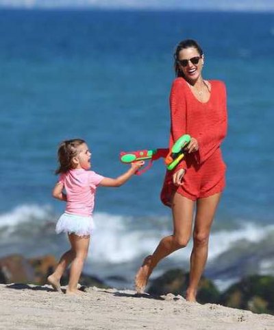 Alessandra Ambrosio et sa fille Anja, très complices sur la plage