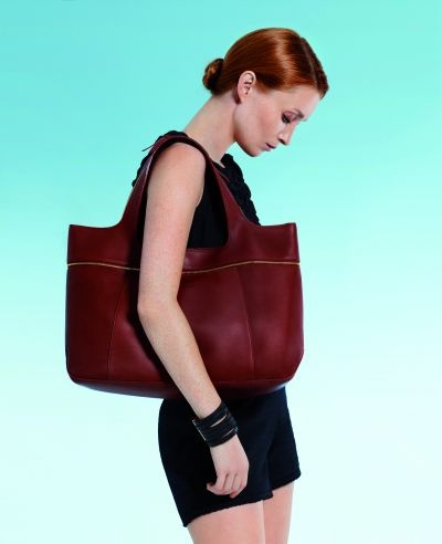 Sac Longchamp en cuir terre cuite porté par Audrey Marnay collection été 2011