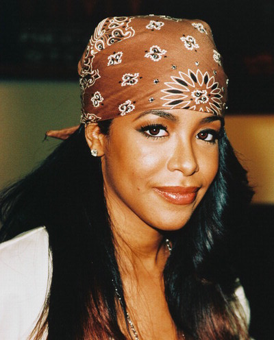 Un accessoire indispensable dans la tenue cool des années 90 : le bandana