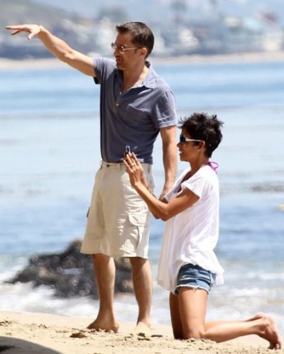 Halle Berry et Oliver Martinez à la plage