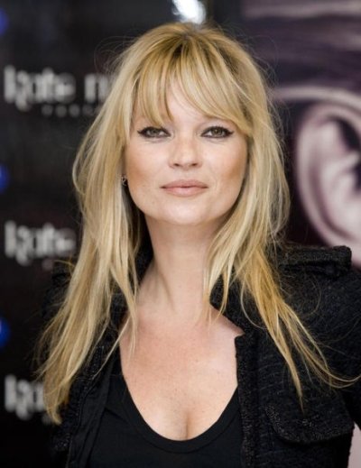 Kate Moss maquillage léger cheveux longs et frange tendance 2011