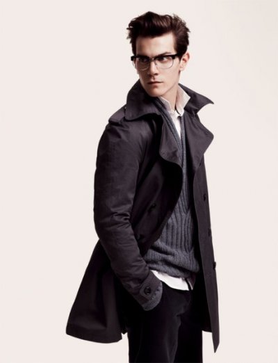 Trench gris foncé pull en maille lunettes H&M collection automne hiver 2010 2011 homme