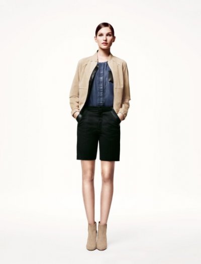 Collection H&M mode femme printemps été 2011 : bermuda noir porté avec une veste beige et une chemise en jean tendance masculine