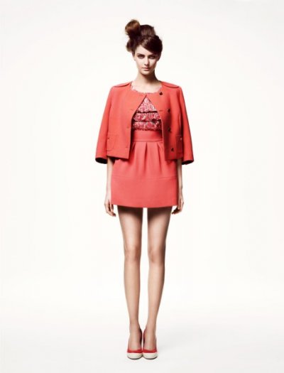 Ensemble jupe et petite veste rouge très bourgeoise, H&M printemps-été 2011  