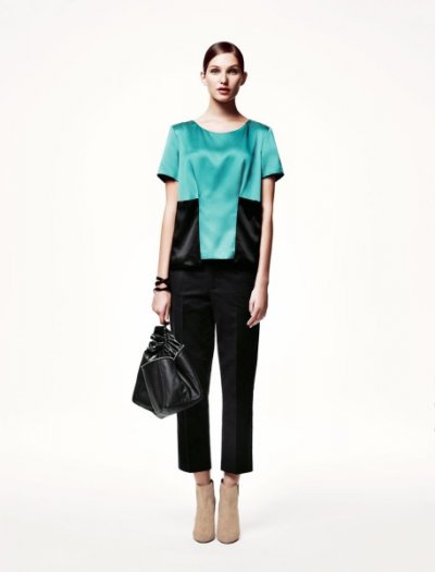 Pantalon longueur 7/8 noir et chemisier bleu et noir de la collection femme été 2011 H&M
