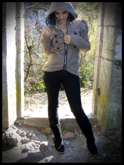 Blouson en lainage beige, doublure en satin imprimé léopard blanc, pattes boutonnées et manches gigots.