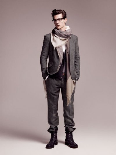 Costume gris longue écharpe bicolore chaussures montantes à lacets H&M homme collection hiver 2010