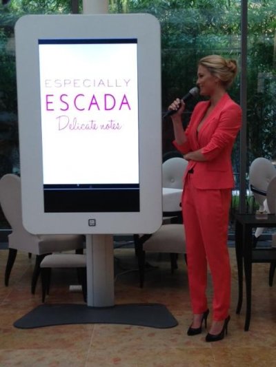 Bar Refaeli est l'égérie de la marque de parfum Especially Escada Délicates Notes