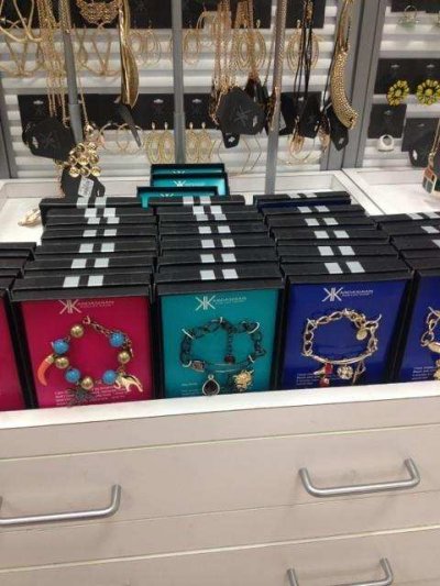 Les bracelets des soeurs Kardashian, dans les rayons de Sears !