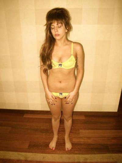 Lady Gaga, en soutien-gorge et culotte jaunes