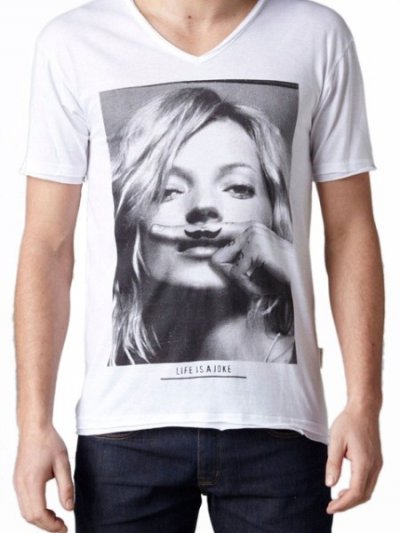 Kate Moss sur un tee-hirt moustachu d'Eleven Paris