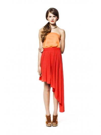 Tendance color block haut bandeau satin orange et jupe asymétrique rouge H&M collection été 2011