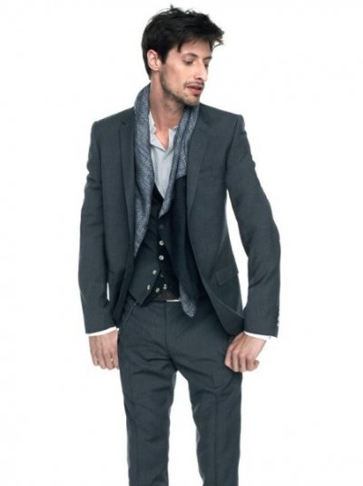 Costume gris en laine à fines rayures collection Sandro mode homme automne hiver 2010 2011